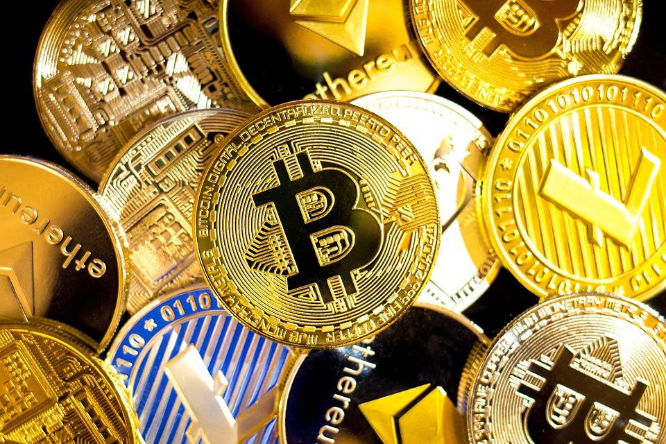 (Análisis de las implicaciones económicas y sociales de las criptodivisas, dirigido a quienes buscan entender su impacto).