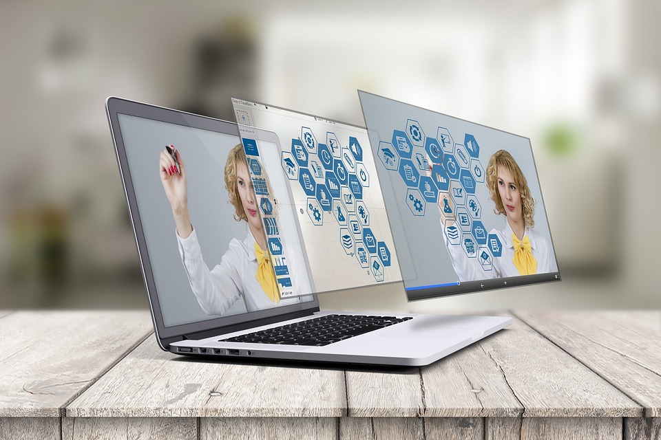 La Era Digital: ¿Cómo Moldean las Realidades Virtuales Nuestra Identidad?